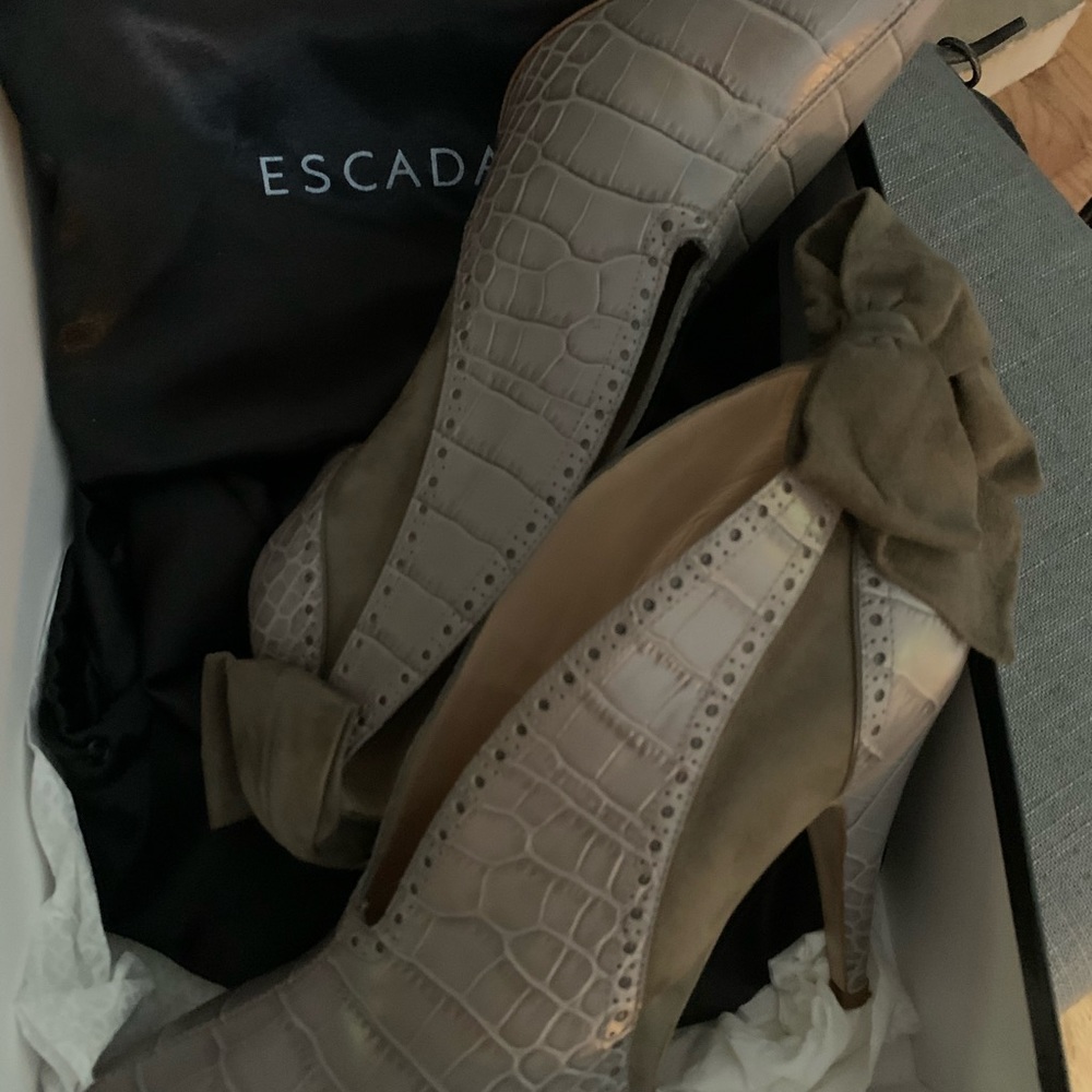 Selling a pair of stunning short boots by Escada